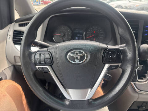 2017 Toyota Sienna LE 8-Passenger