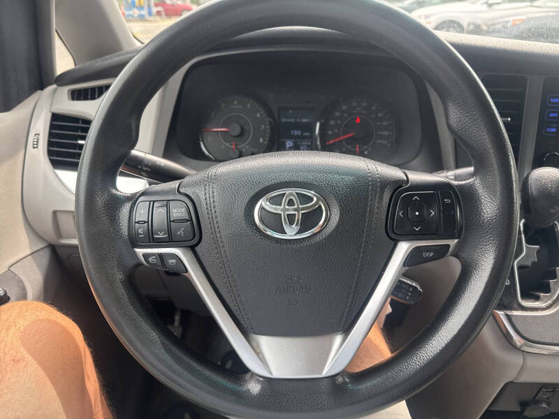 2017 Toyota Sienna LE 8-Passenger