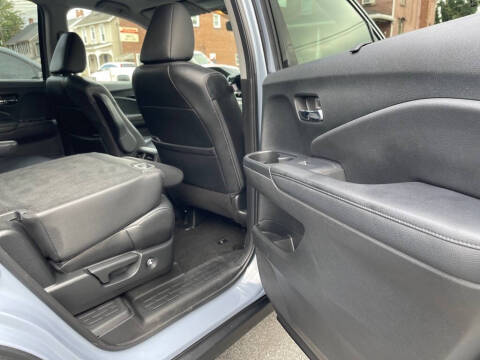 2022 Honda Pilot Touring w/Rear Captain's Chairs