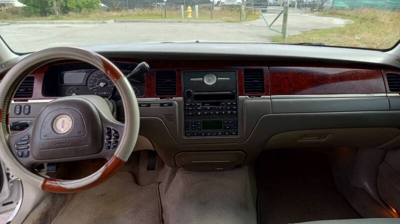 2003 Lincoln Town Car Executive