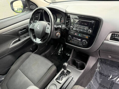 2016 Mitsubishi Outlander ES