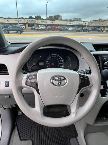 2013 Toyota Sienna LE 8-Passenger