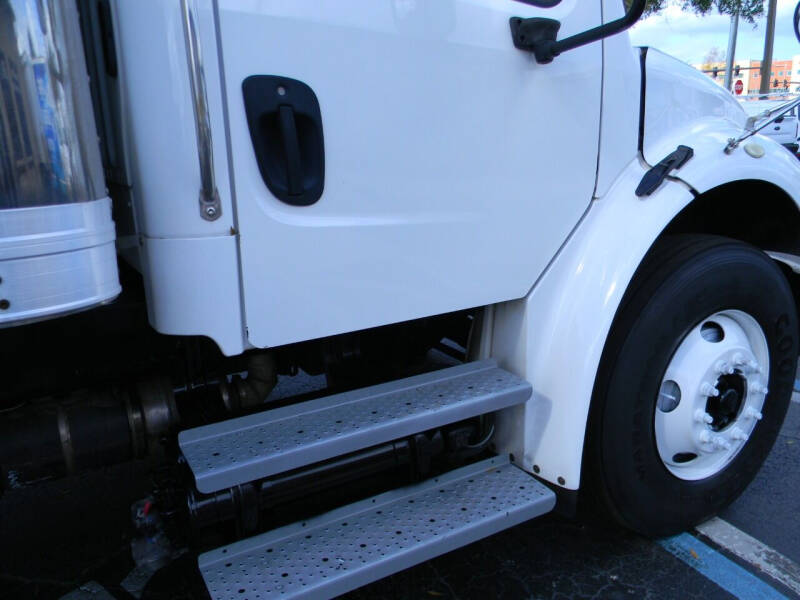 2015 Freightliner M2 106