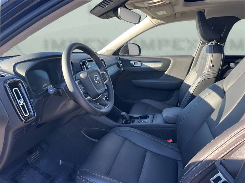 2025 Volvo XC40 B5 Core Bright Theme