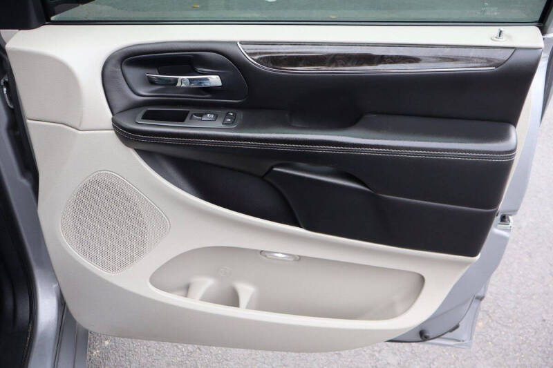 2013 Chrysler Town and Country Touring