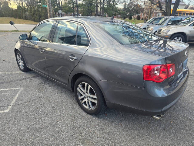 2006 Volkswagen Jetta for sale at QUEENSGATE AUTO SALES in York, PA