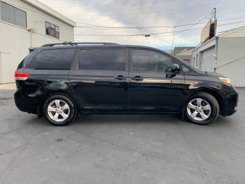 2013 Toyota Sienna LE 8-Passenger