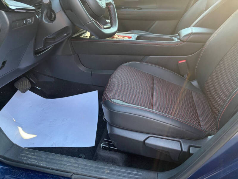 2025 Nissan Kicks SR