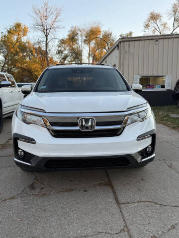 2021 Honda Pilot Touring w/Rear Captain's Chairs