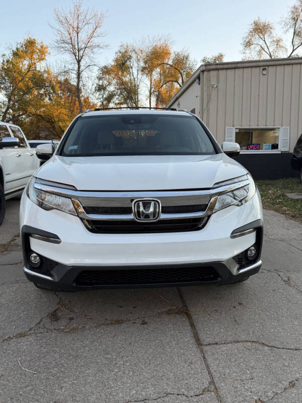 2021 Honda Pilot Touring w/Rear Captain's Chairs