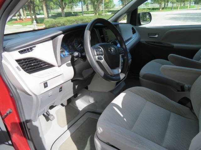 2020 Toyota Sienna LE Mobility 7-Passenger