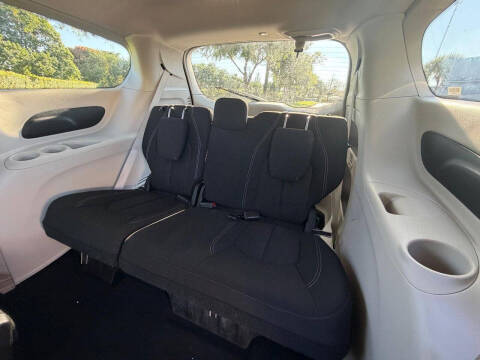 2023 Chrysler Voyager LX