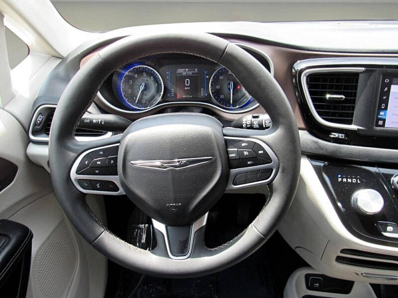 2022 Chrysler Voyager LX