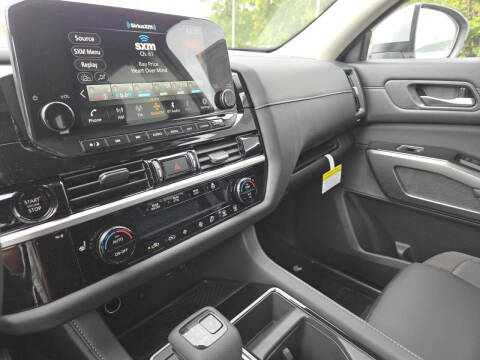 2025 Nissan Pathfinder SL