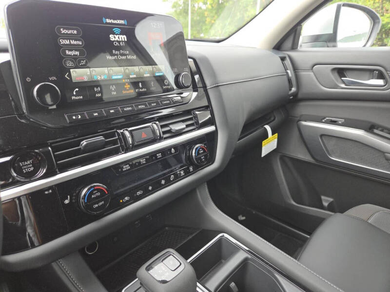 2025 Nissan Pathfinder SL