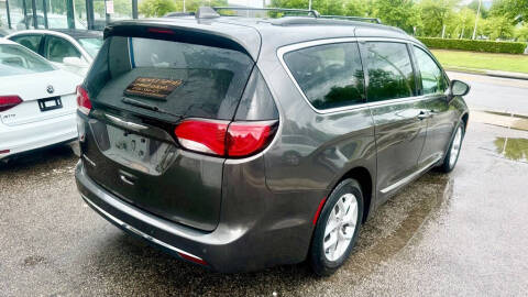 2017 Chrysler Pacifica Touring-L