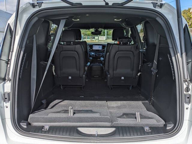 2025 Chrysler Voyager LX