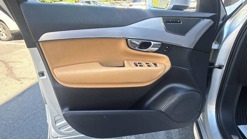 2017 Volvo XC90 T6 Momentum