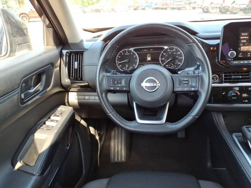 2024 Nissan Pathfinder SV