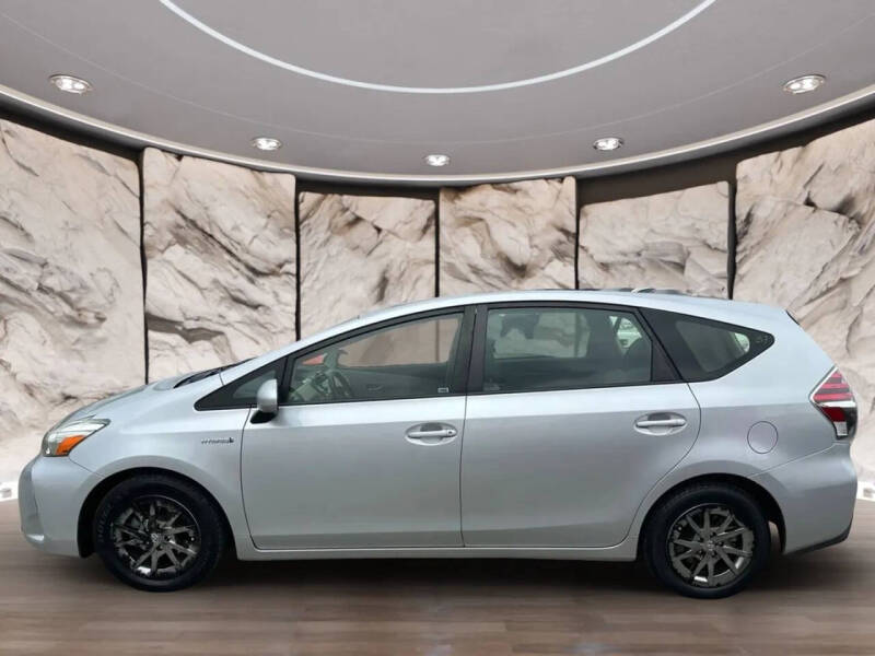 2015 Toyota Prius v Three