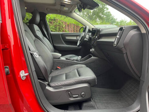 2023 Volvo XC40 B5 Plus Dark Theme