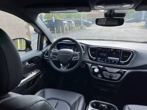 2027 Chrysler Pacifica Select