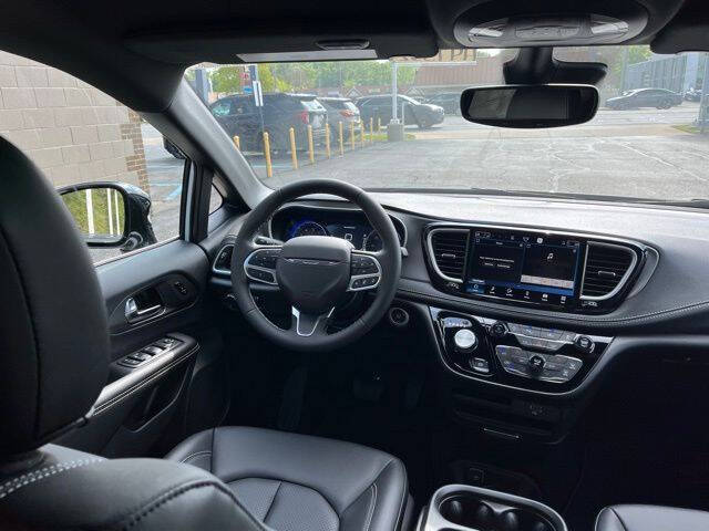 2027 Chrysler Pacifica Select