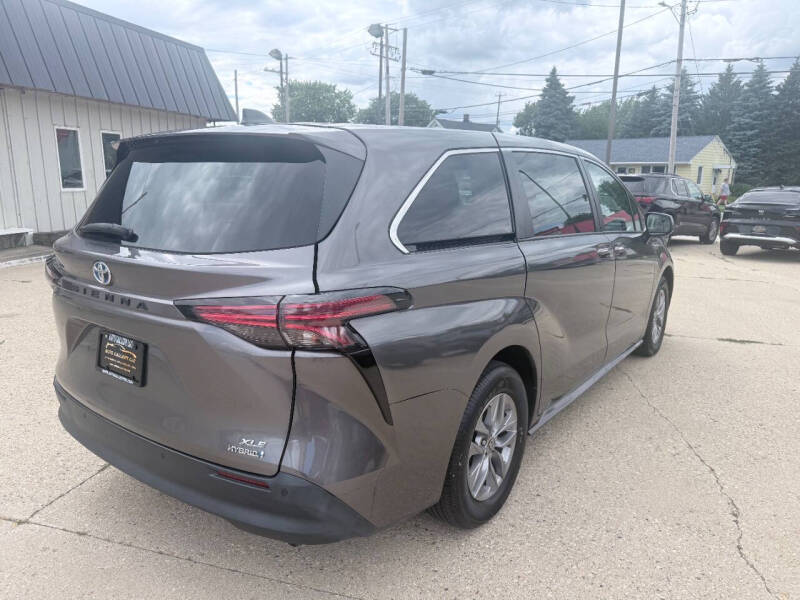 2022 Toyota Sienna XLE 8-Passenger