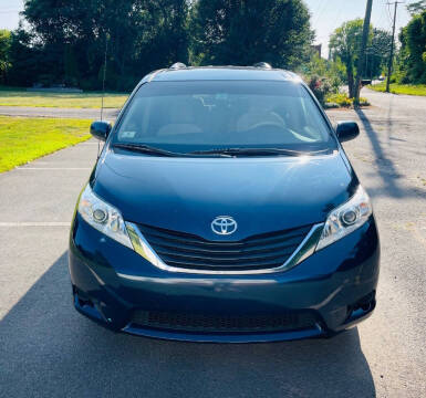 2011 Toyota Sienna LE 7-Passenger Auto Access Seat