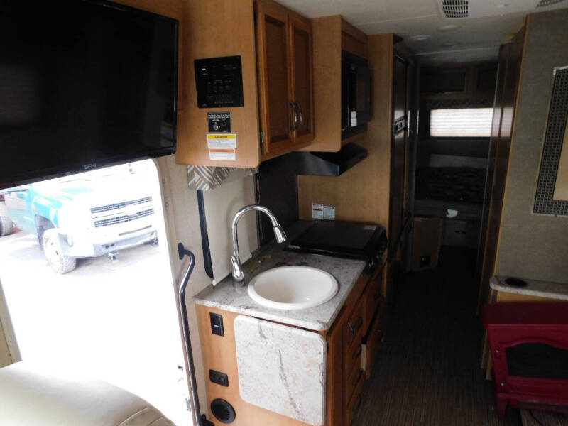 2017 Thor Motor Coach Axis