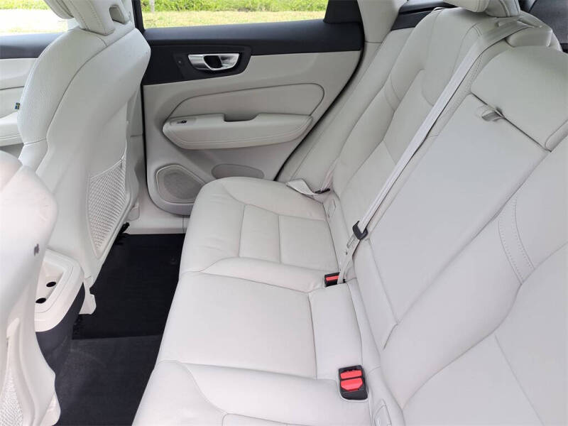 2024 Volvo XC60 B5 Core Dark Theme