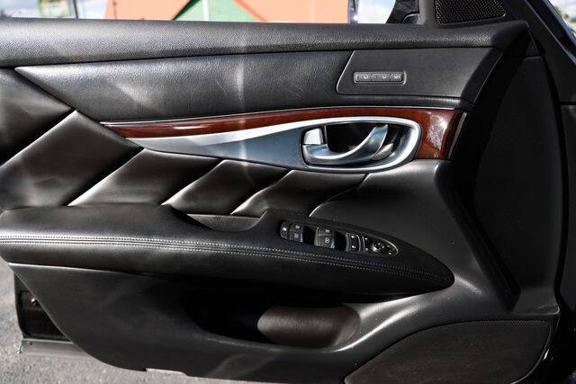 2017 Infiniti Q70 3.7