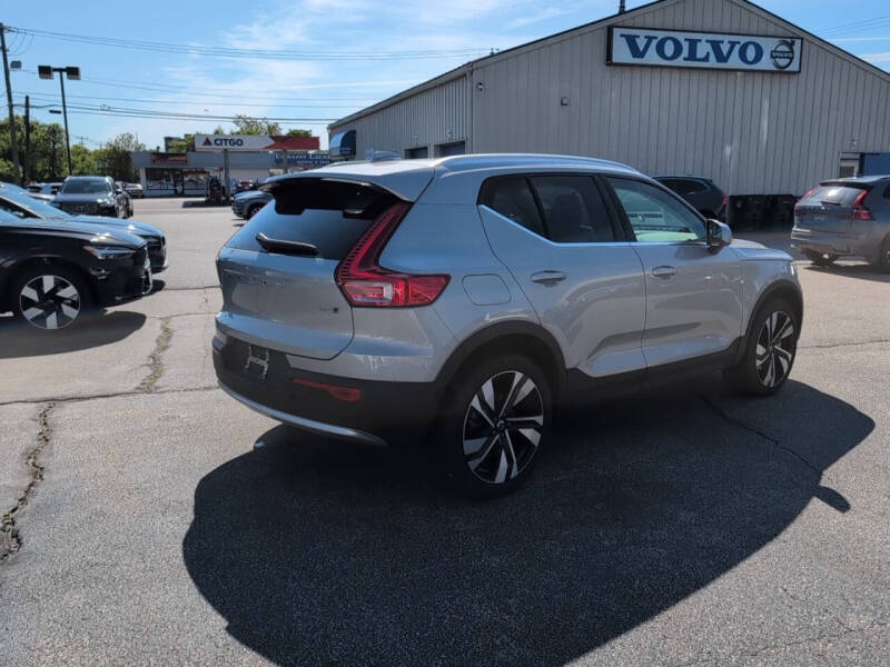 2024 Volvo XC40 B5 Plus Bright Theme
