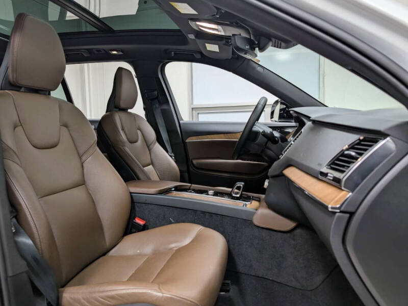 2023 Volvo XC90 Recharge T8 Plus Dark Theme