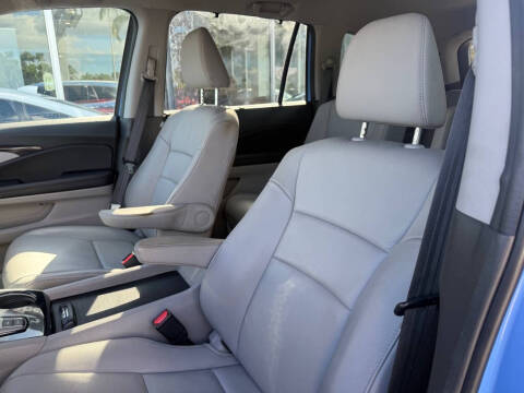 2021 Honda Pilot Touring w/Rear Captain's Chairs