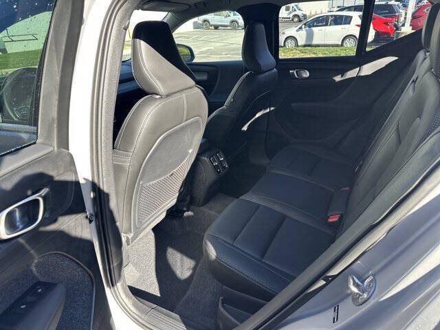 2025 Volvo XC40 B5 Core Bright Theme