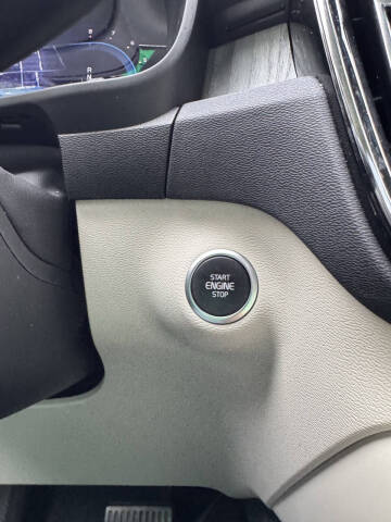 2024 Volvo XC40 B5 Plus Bright Theme