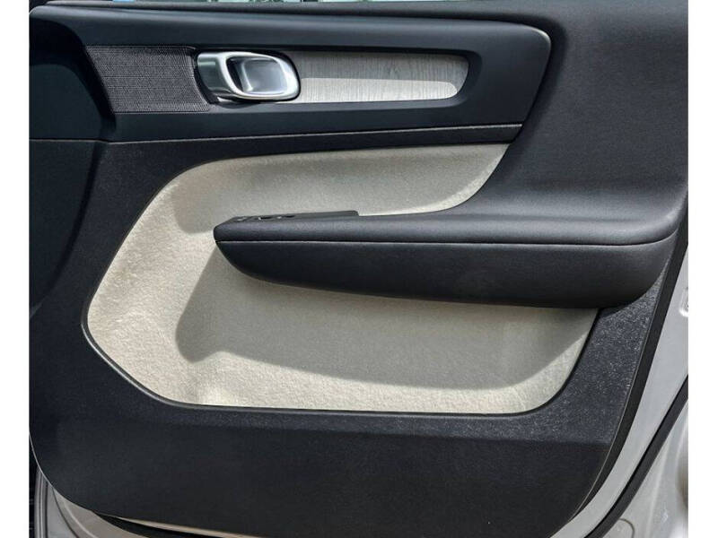 2025 Volvo XC40 B5 Plus Bright Theme