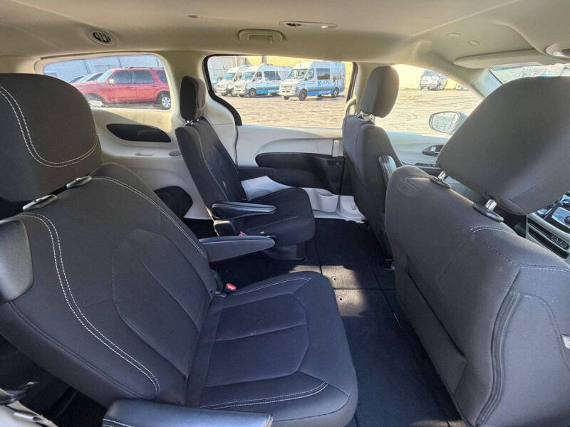 2023 Chrysler Voyager LX