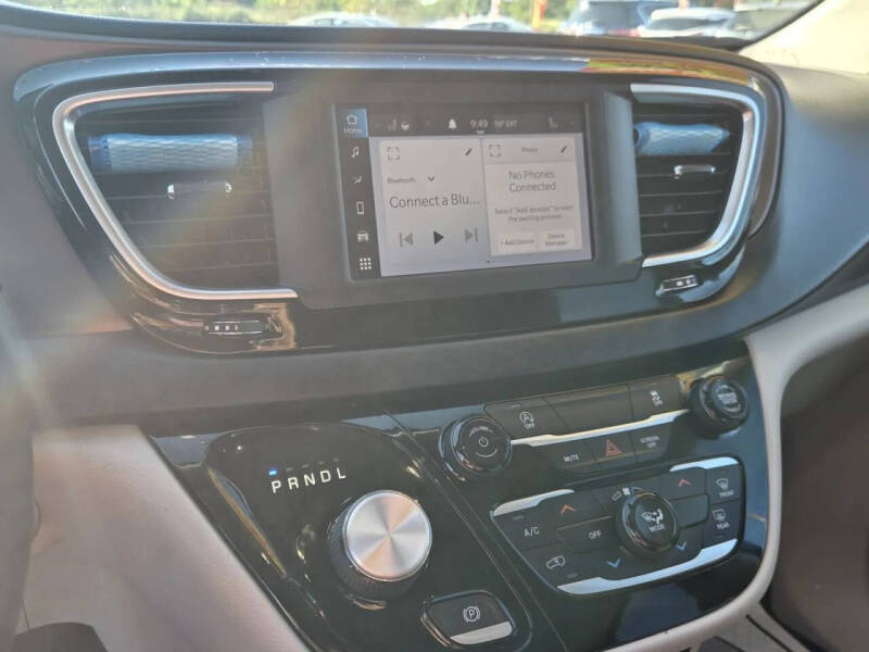 2022 Chrysler Voyager LX