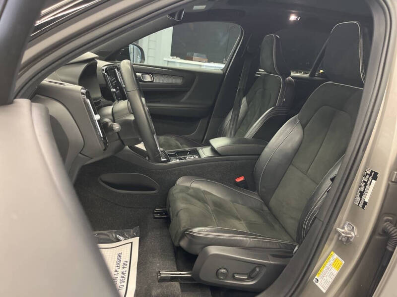 2022 Volvo XC40 T5 R-Design