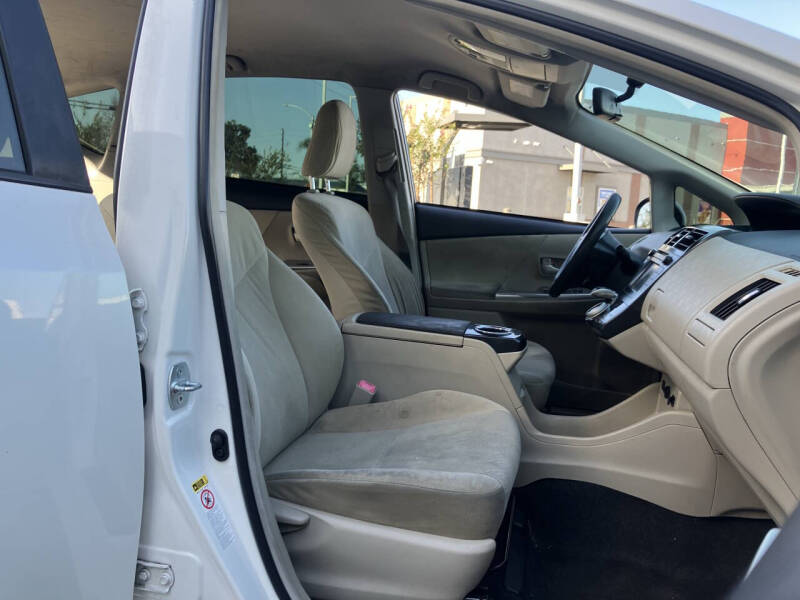 2014 Toyota Prius v Five