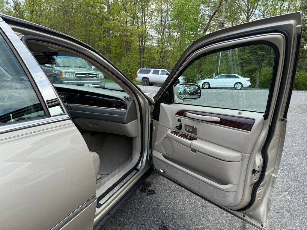 2010 Lincoln Town Car 46