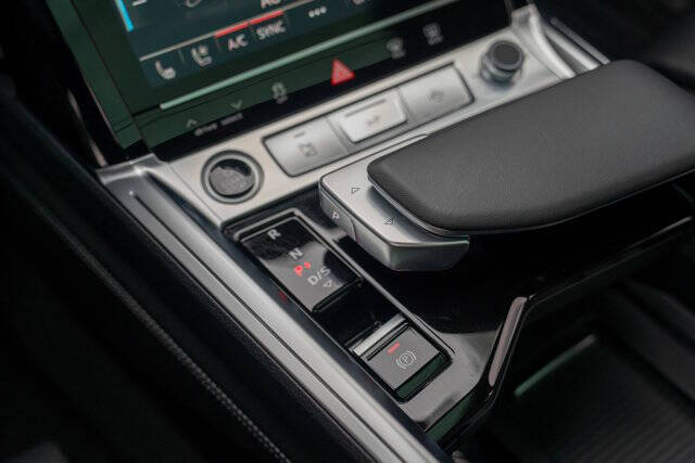2024 Audi Q8 Sportback e-tron 24