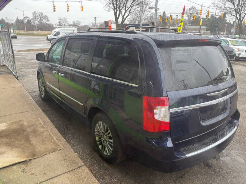 2013 Chrysler Town & Country Touring-L photo 3