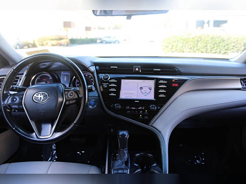 2020 Toyota Camry Hybrid SE