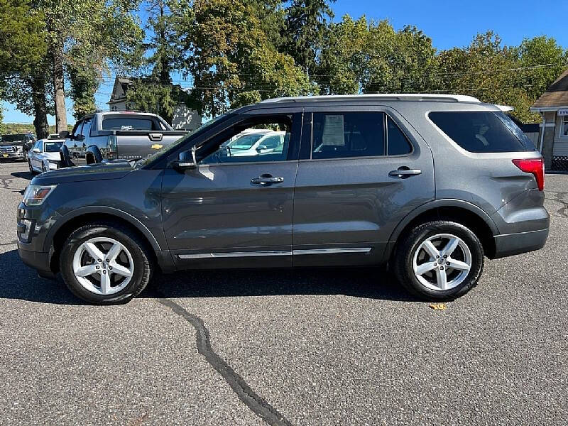 2017 Ford Explorer XLT photo 4