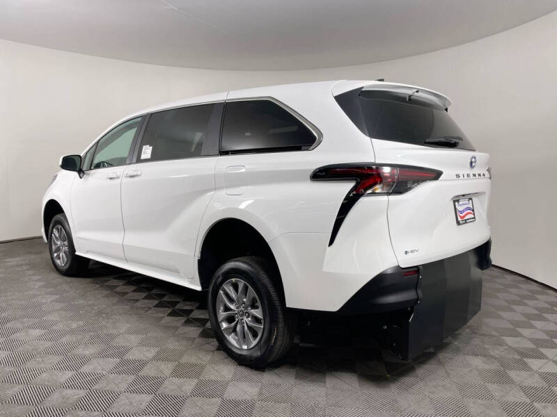 2025 Toyota Sienna LE 8-Passenger