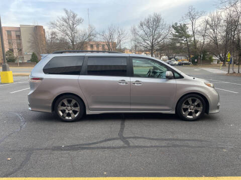 2011 Toyota Sienna SE 8-Passenger