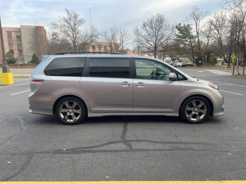 2011 Toyota Sienna SE 8-Passenger